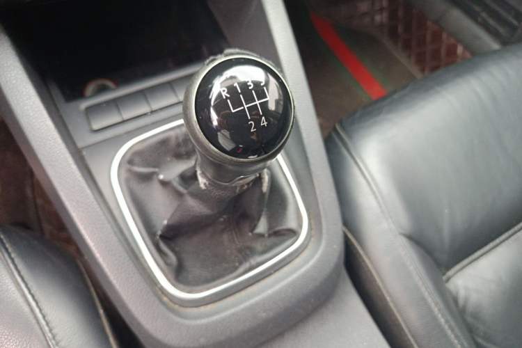 Used Volkswagen Sagitar 2012 1.6L Manual Comfort Model Gear Lever