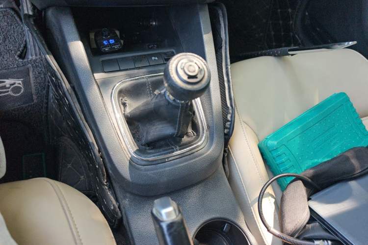 Used Volkswagen Sagitar 2012 1.4TSI Manual Luxury Model Gear Lever