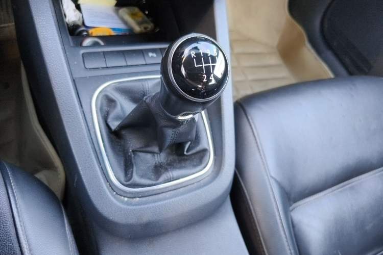 Used Volkswagen Sagitar 2012 1.4TSI Manual Luxury Model Gear Lever