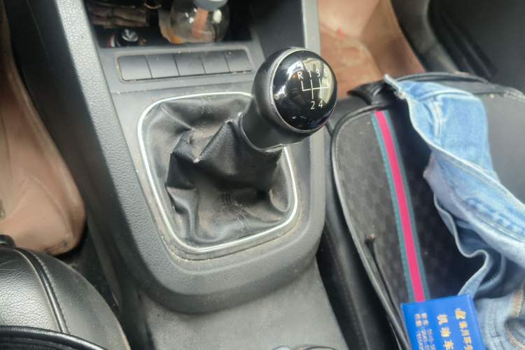 Used Volkswagen Sagitar 2012 1.6L Manual Comfort Model Gear Lever