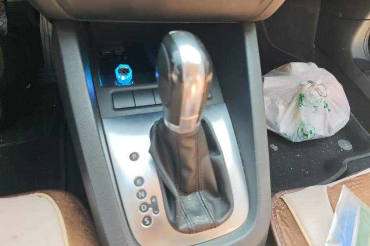 Used Volkswagen Sagitar 2012 1.6L Automatic Comfort Edition Gear Lever