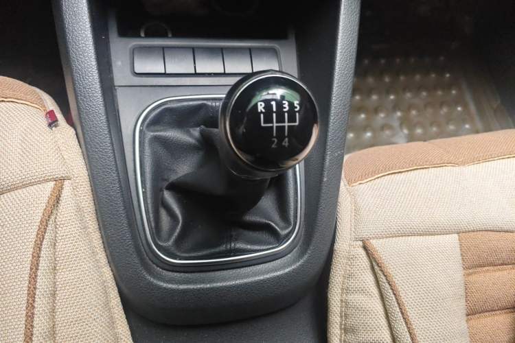 Used Volkswagen Sagitar 2012 1.6L Manual Comfort Model Gear Lever