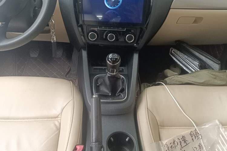 Used Volkswagen Sagitar 2012 1.6L Manual Comfort Model Gear Lever