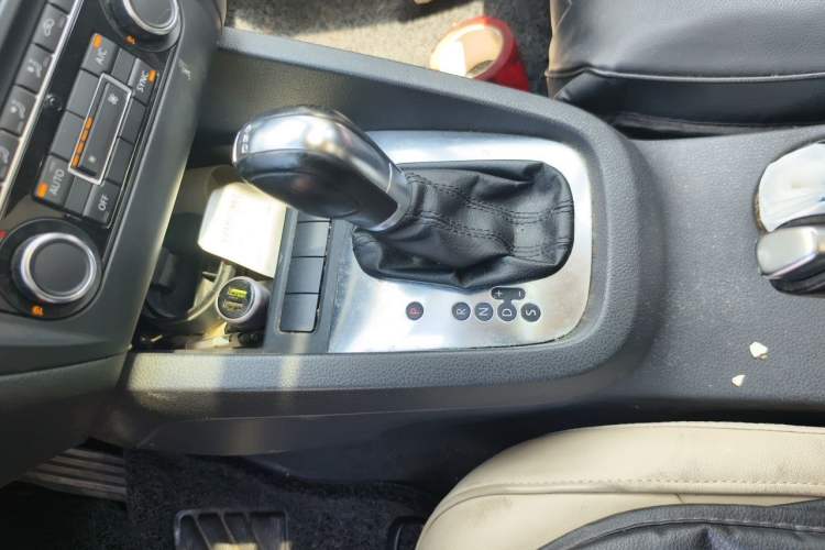 Used Volkswagen Sagitar 2012 1.4TSI Automatic Luxury Edition Gear Lever
