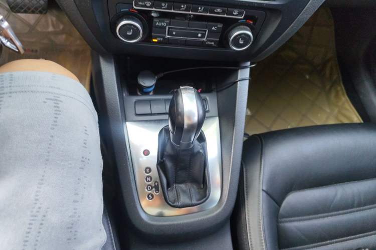 Used Volkswagen Sagitar 2012 1.4TSI Automatic Flagship Edition Gear Lever