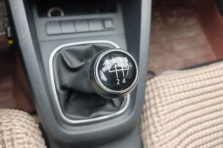 Used Volkswagen Sagitar 2012 1.6L Manual Comfort Model Gear Lever