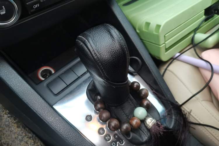 Used Volkswagen Sagitar 2012 1.4TSI Automatic Luxury Edition Gear Lever