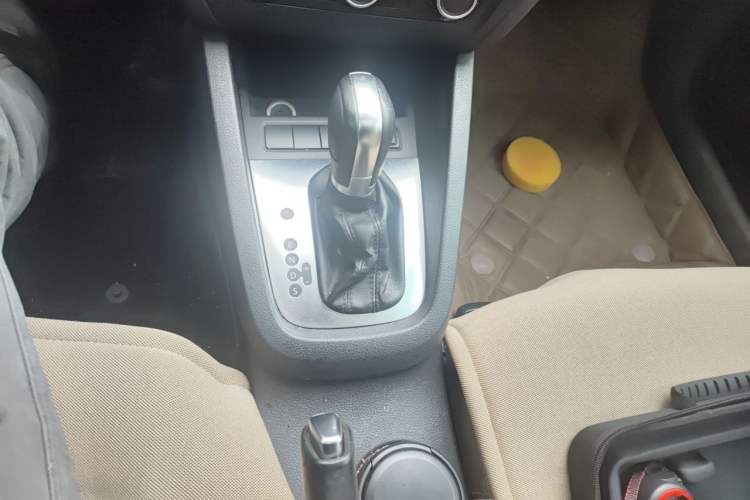 Used Volkswagen Sagitar 2012 1.6L Automatic Comfort Edition Gear Lever