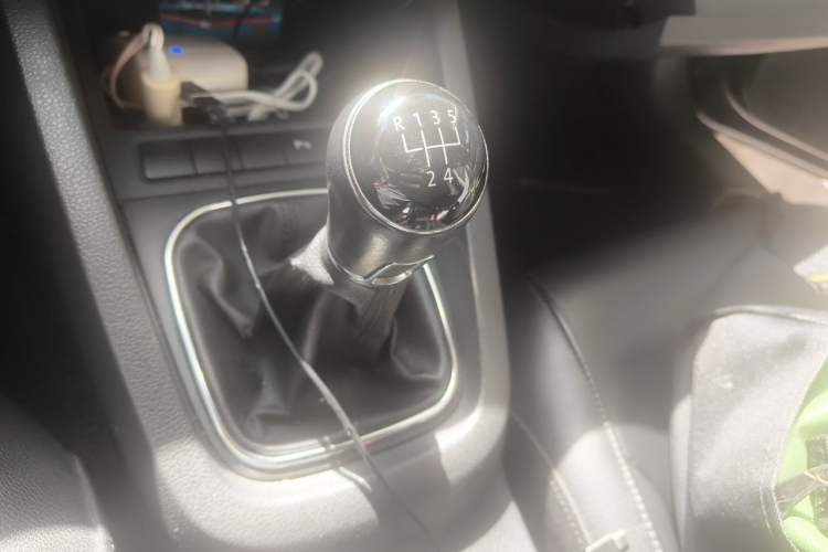Used Volkswagen Sagitar 2012 1.4TSI Manual Luxury Model Gear Lever