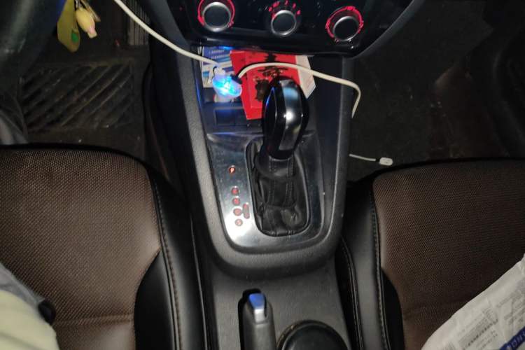 Used Volkswagen Sagitar 2012 1.6L Automatic Fashion Edition Gear Lever