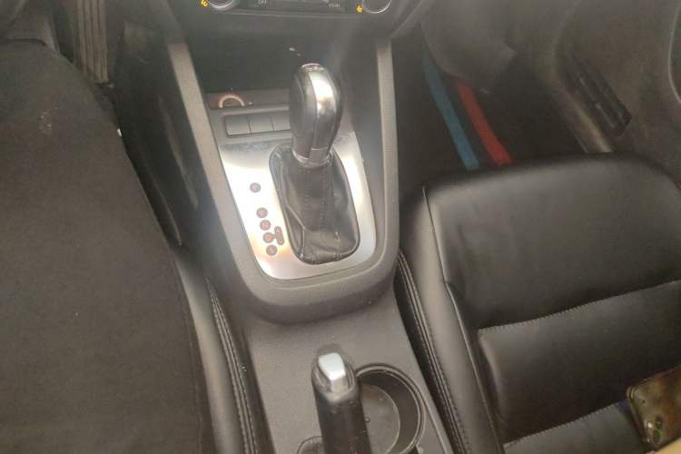 Used Volkswagen Sagitar 2012 1.4TSI Automatic Luxury Edition Gear Lever