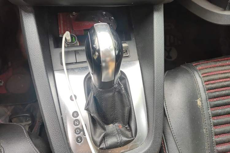 Used Volkswagen Sagitar 2012 1.6L Automatic Fashion Edition Gear Lever