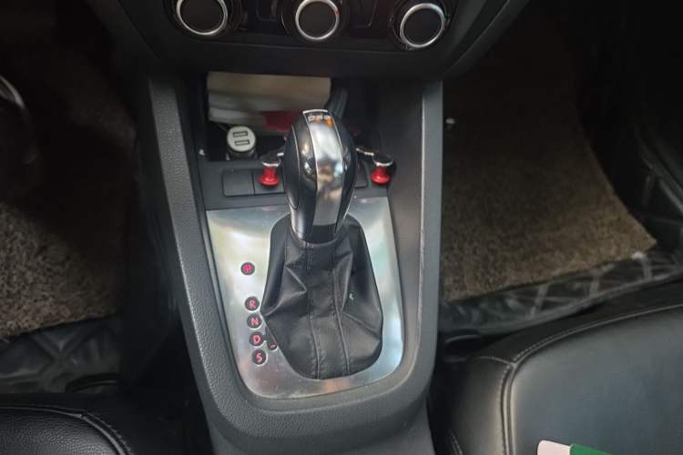 Used Volkswagen Sagitar 2012 1.4TSI Automatic Fashion Edition Gear Lever