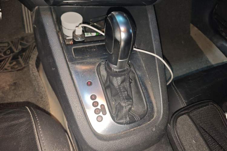 Used Volkswagen Sagitar 2012 1.6L Automatic Comfort Edition Gear Lever