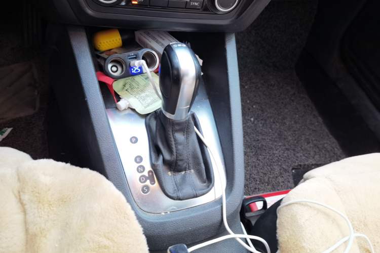 Used Volkswagen Sagitar 2012 1.4TSI Automatic Luxury Edition Gear Lever