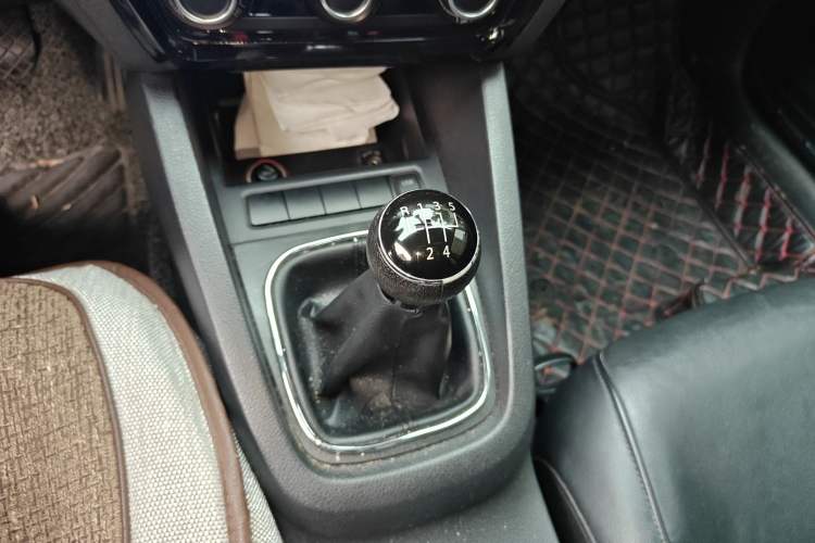 Used Volkswagen Sagitar 2012 1.6L Manual Comfort Model Gear Lever