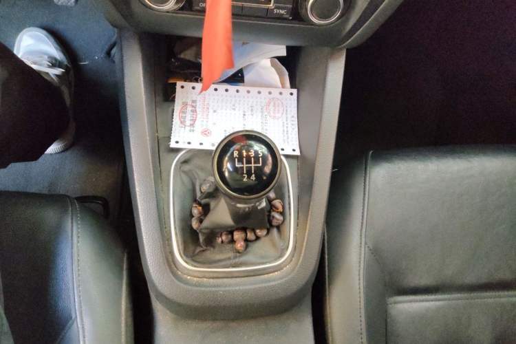 Used Volkswagen Sagitar 2012 1.4TSI Manual Luxury Model Gear Lever