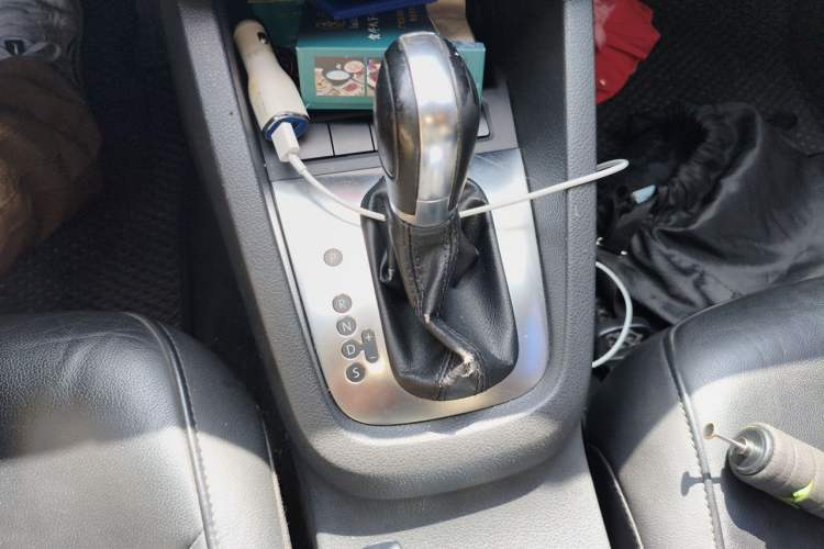 Used Volkswagen Sagitar 2012 1.6L Automatic Comfort Edition Gear Lever
