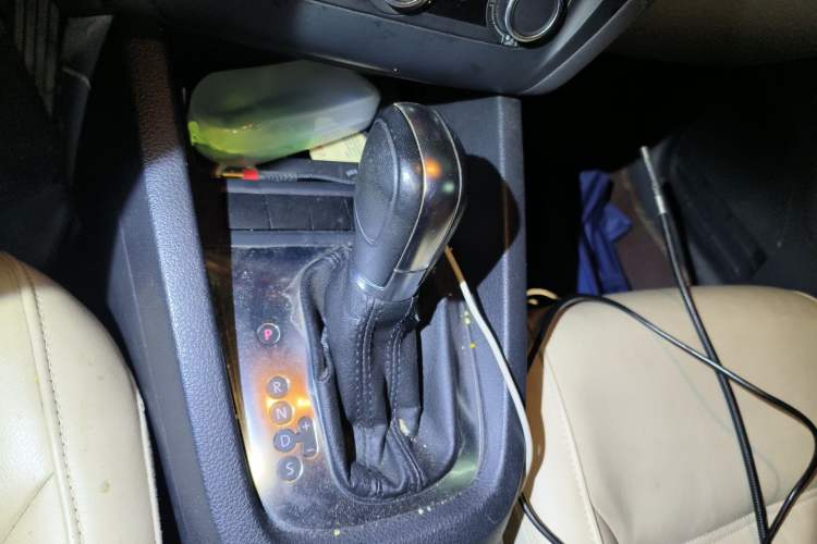 Used Volkswagen Sagitar 2012 1.6L Automatic Comfort Edition Gear Lever