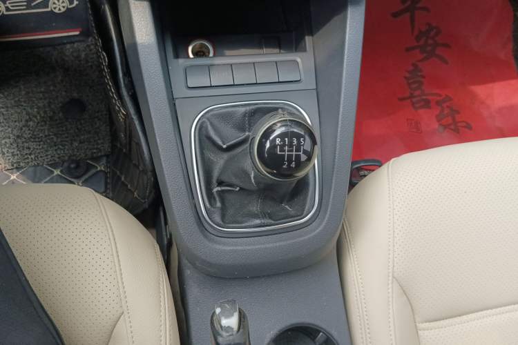 Used Volkswagen Sagitar 2012 1.6L Manual Comfort Model Gear Lever