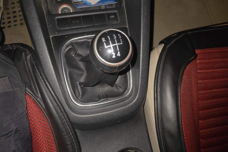 Used Volkswagen Sagitar 2012 1.6L Manual Comfort Model Gear Lever