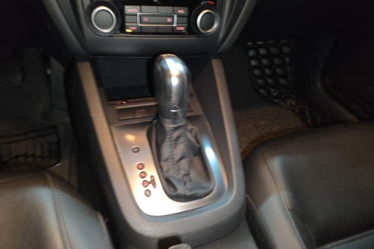 Used Volkswagen Sagitar 2012 1.4TSI Automatic Luxury Edition Gear Lever