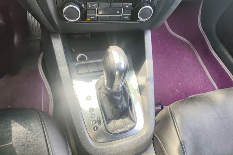 Used Volkswagen Sagitar 2012 1.4TSI Automatic Luxury Edition Gear Lever