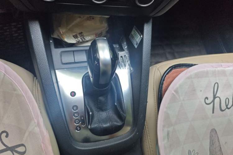 Used Volkswagen Sagitar 2012 1.6L Automatic Fashion Edition Gear Lever