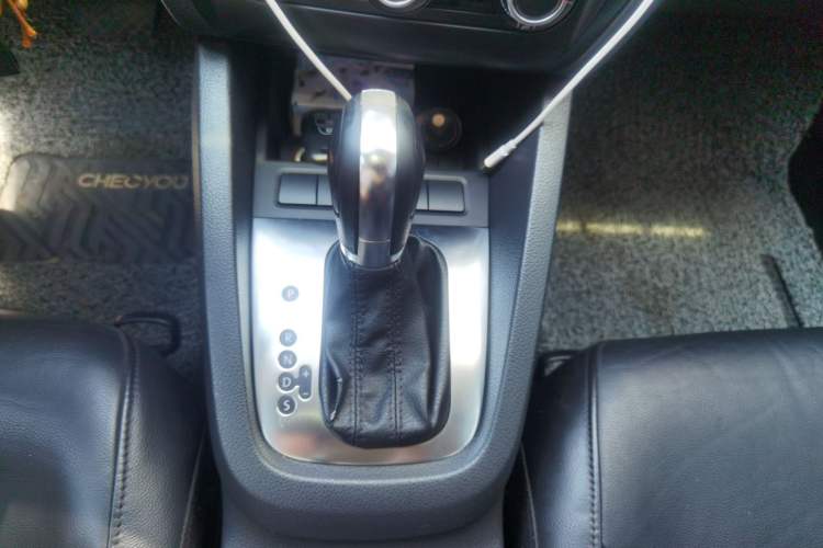 Used Volkswagen Sagitar 2012 1.6L Automatic Comfort Edition Gear Lever