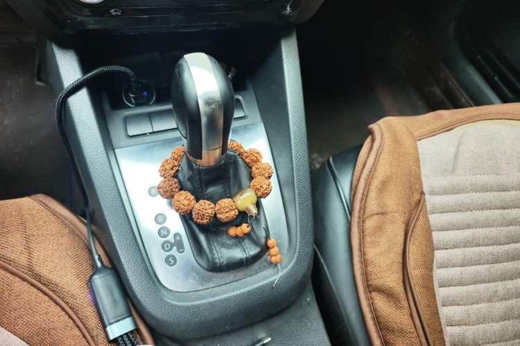 Used Volkswagen Sagitar 2012 1.6L Automatic Comfort Edition Gear Lever