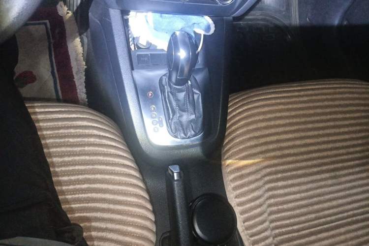 Used Volkswagen Sagitar 2012 1.6L Automatic Fashion Edition Gear Lever