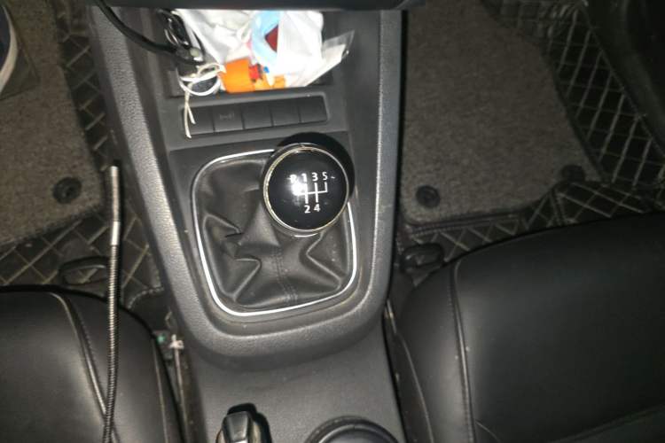 Used Volkswagen Sagitar 2012 1.6L Manual Comfort Model Gear Lever