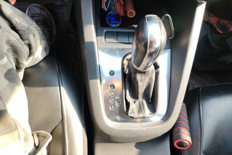 Used Volkswagen Sagitar 2012 1.6L Automatic Comfort Edition Gear Lever