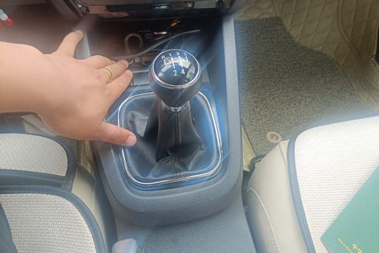 Used Volkswagen Sagitar 2012 1.6L Manual Comfort Model Gear Lever