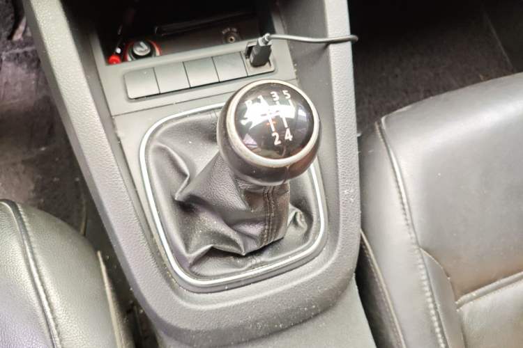Used Volkswagen Sagitar 2012 1.6L Manual Comfort Model Gear Lever