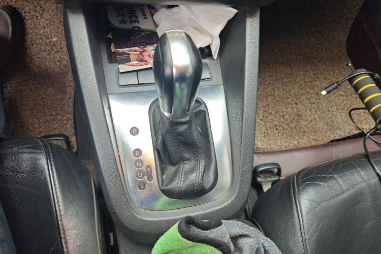 Used Volkswagen Sagitar 2012 1.4TSI Automatic Luxury Edition Gear Lever