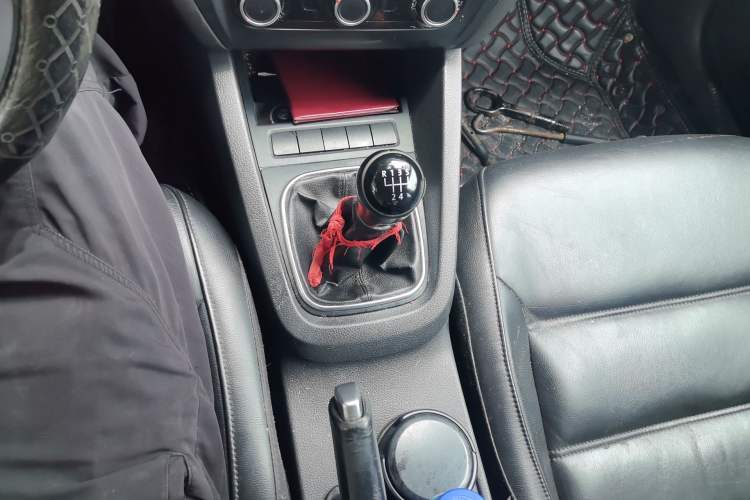 Used Volkswagen Sagitar 2012 1.6L Manual Comfort Model Gear Lever