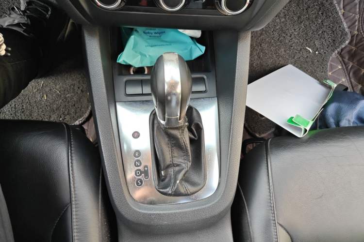 Used Volkswagen Sagitar 2012 1.6L Automatic Comfort Edition Gear Lever