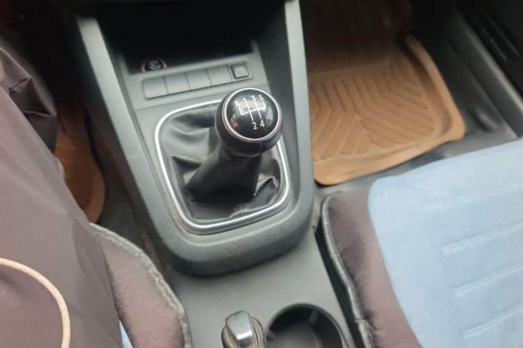 Used Volkswagen Sagitar 2012 1.6L Manual Comfort Model Gear Lever