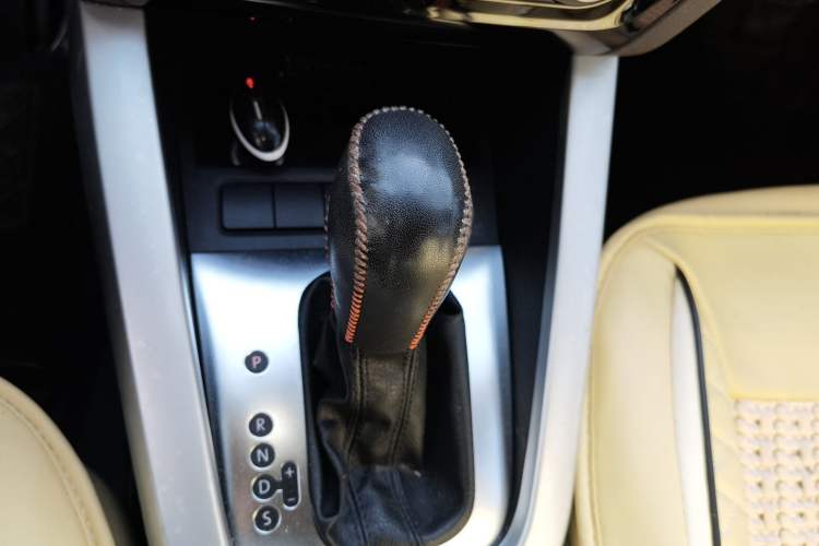 Used Volkswagen Sagitar 2012 1.8TSI Automatic Flagship Edition Gear Lever