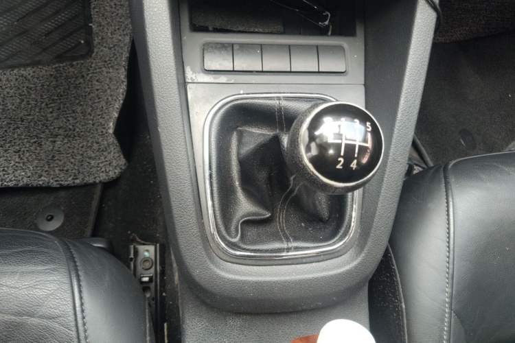 Used Volkswagen Sagitar 2012 1.6L Manual Comfort Model Gear Lever
