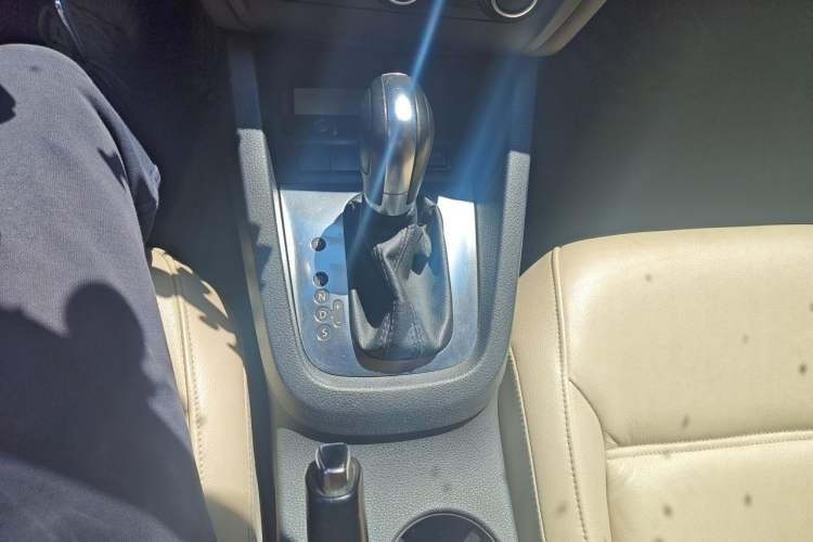 Used Volkswagen Sagitar 2012 1.6L Automatic Comfort Edition Gear Lever