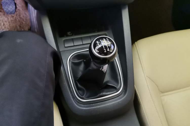 Used Volkswagen Sagitar 2012 1.6L Manual Comfort Model Gear Lever