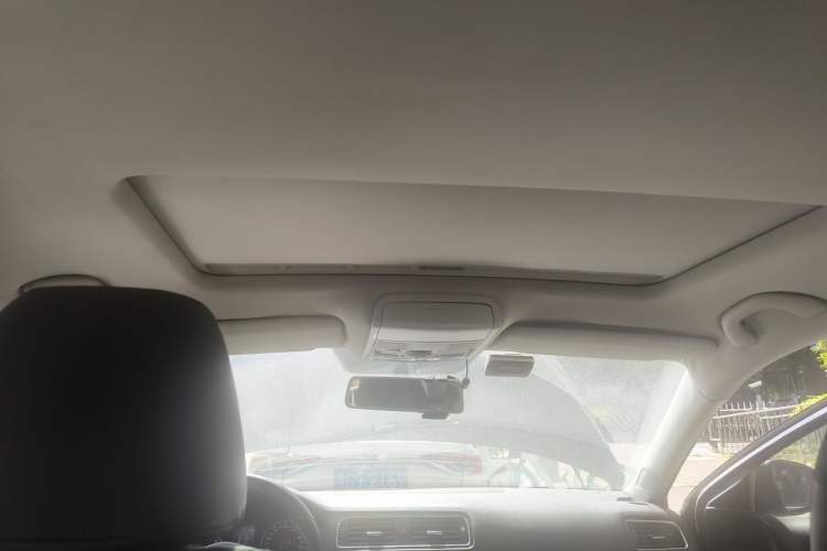 Used Volkswagen Sagitar 2012 1.4TSI Manual Luxury Model Headliner