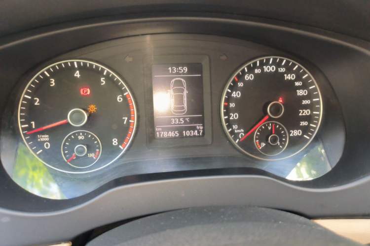Used Volkswagen Sagitar 2012 1.4TSI Manual Luxury Model Instrument Cluster