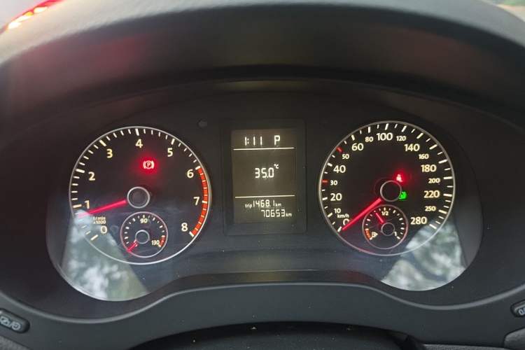 Used Volkswagen Sagitar 2012 1.4TSI Automatic Fashion Edition Instrument Cluster