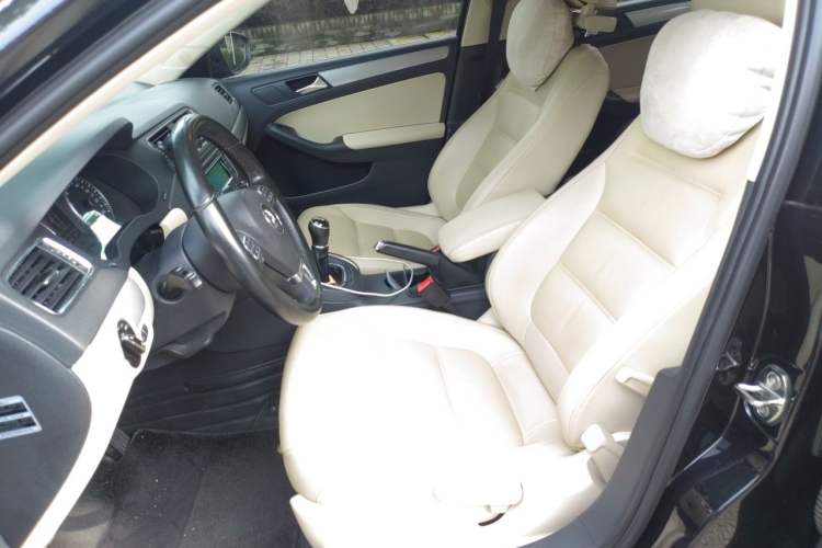 Used Volkswagen Sagitar 2012 1.4TSI Manual Luxury Model Left Front Seat