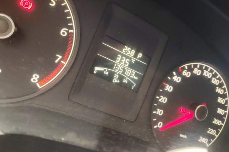 Used Volkswagen Sagitar 2012 1.6L Automatic Fashion Edition Odometer Close Up