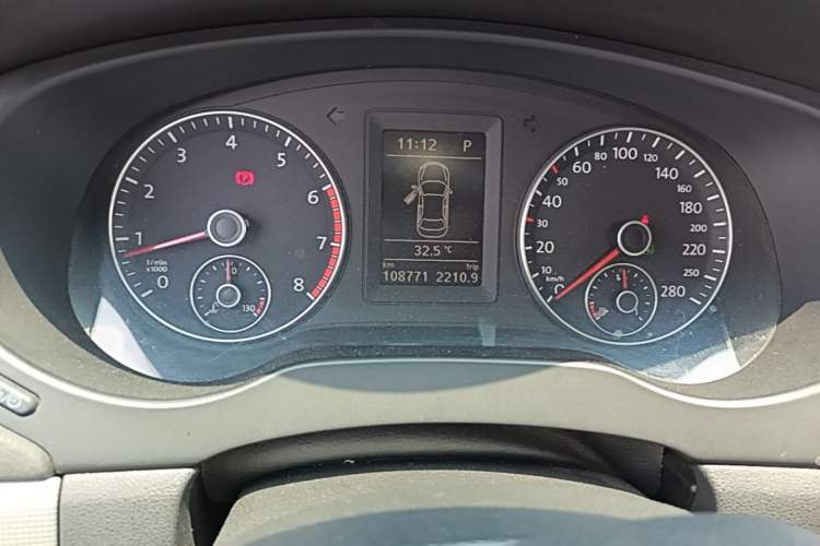 Used Volkswagen Sagitar 2012 1.4TSI Automatic Luxury Edition Odometer Close Up