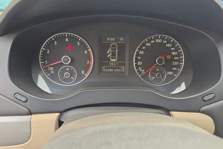 Used Volkswagen Sagitar 2012 1.4TSI Automatic Luxury Edition Odometer Close Up